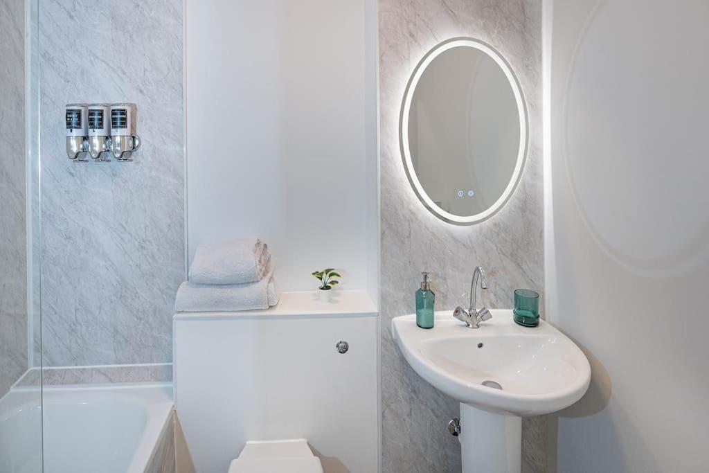 Reading 2-Bed Apartment & Parking エクステリア 写真